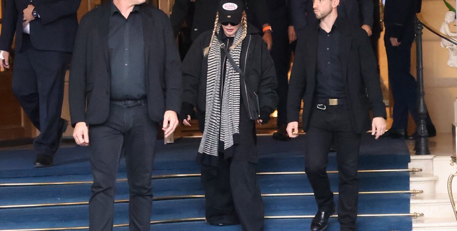 Мадонна, Мадонна стиль, Мадонна образи, темний осінній образ, турне мадонни, париж, трендові шарфи на осінь 2023