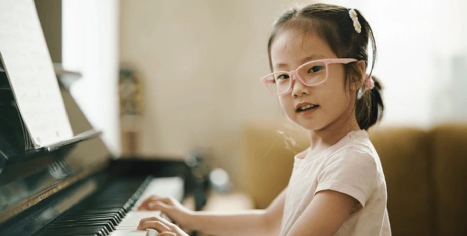 Девочка играет на пианино, песня, трек, песня стала хитом, песня написанная на iPad, звезда соцсетей, Рога, песня написанная 11-летней девочкой,