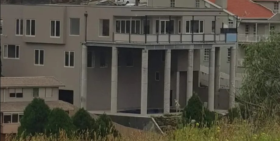 Квадратний будинок у Мельбурні, де балкон підтримують довгі бетонні колони, що викликали обговорення в мережі