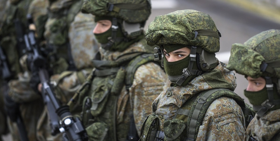 El ejército de la Federación de Rusia comenzó a transferir equipos y personal a ...