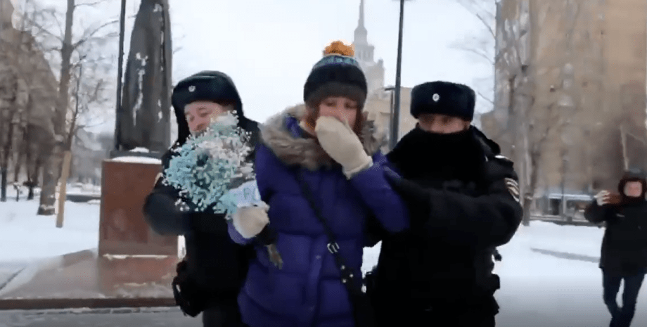 Москва, поліція, пам'ятник Лесі Українці, поліція, річниця війни, квіти, 24 лютого