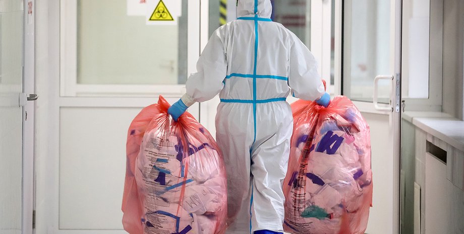 Врачи с медицинскими отходами