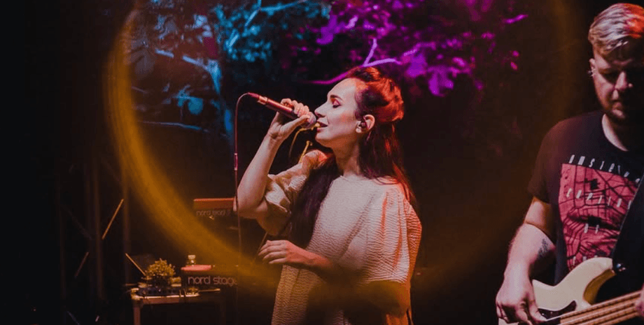 Саша Кольцова, украинская певицу, сашу кольцову сбили на переходе, певицу сбили на переходе, группа крихітка