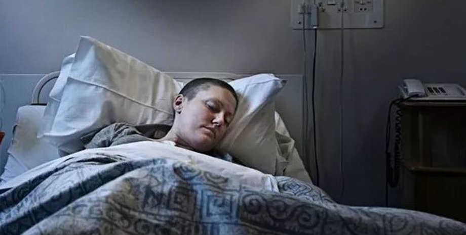 Жінка спить, рак, хвороба