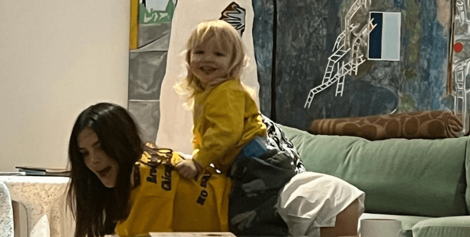 Емілі Ратаковскі син, себастьян бер-макклард, чоловік емілі ратаковскі, сильвестр, слай син емілі ратаковскі