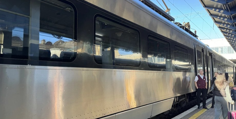 в Днепре из-за атаки БПЛА остановили поезд "Интерсити" из-за атаки БПЛА Взрывы в Днепре