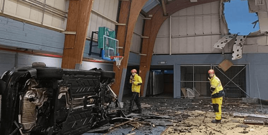 Авария, ДТП, спортзал, автомобиль, спасатели,