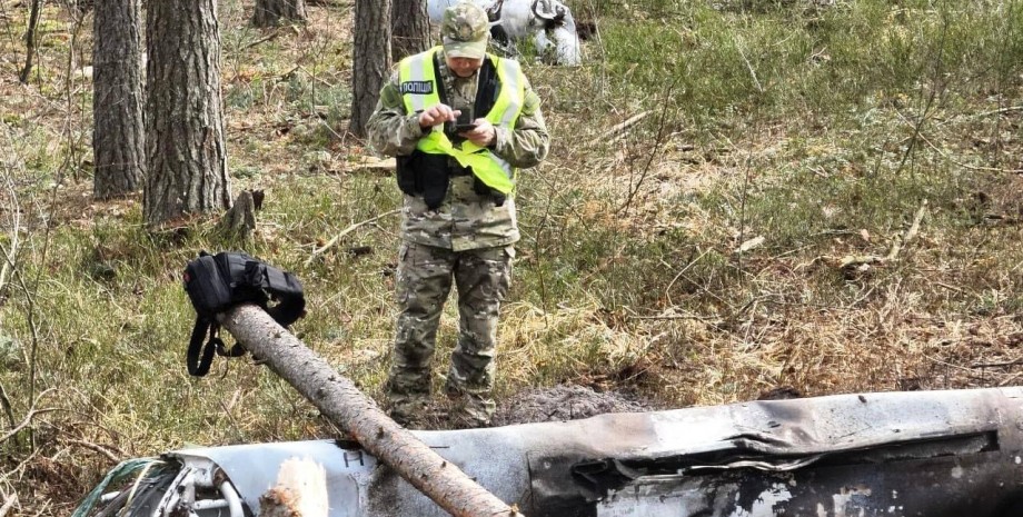 L'aereo dell'Aeronautica ha sparato lungo il razzo nemico con l'aiuto del razzo ...