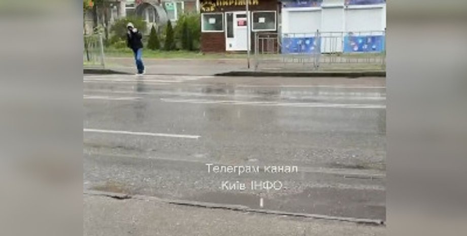 Град и пылевая буря одновременно накрыли Киев и область