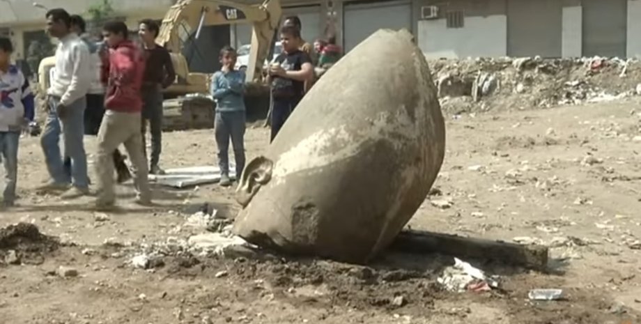 Фрагмент обнаруженной статуи фараона / Фото: YouTube