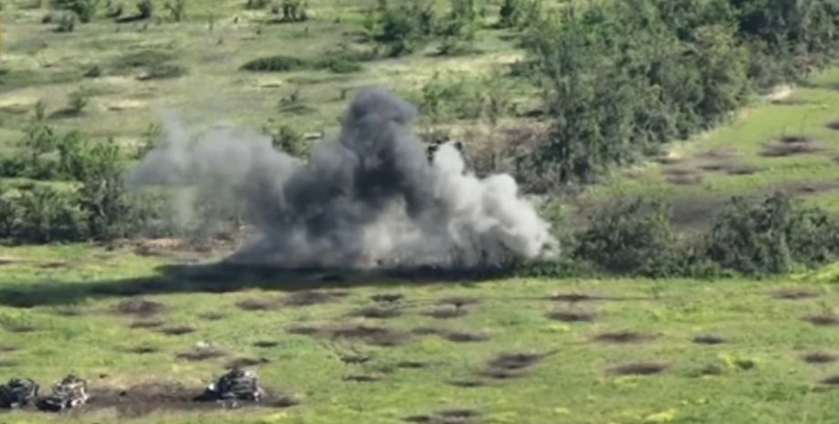 Desítky ruských vojáků byly tak vyděšeny explozí jejich vlastní munice, že opust...