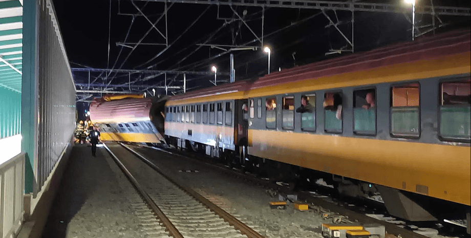 Чехия авария поезд поезд