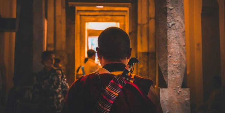 Монах, монастырь, стали монахами, ушли жить в монастырь, дети живут в монастыре, отдали на благотворительность, миллионеры