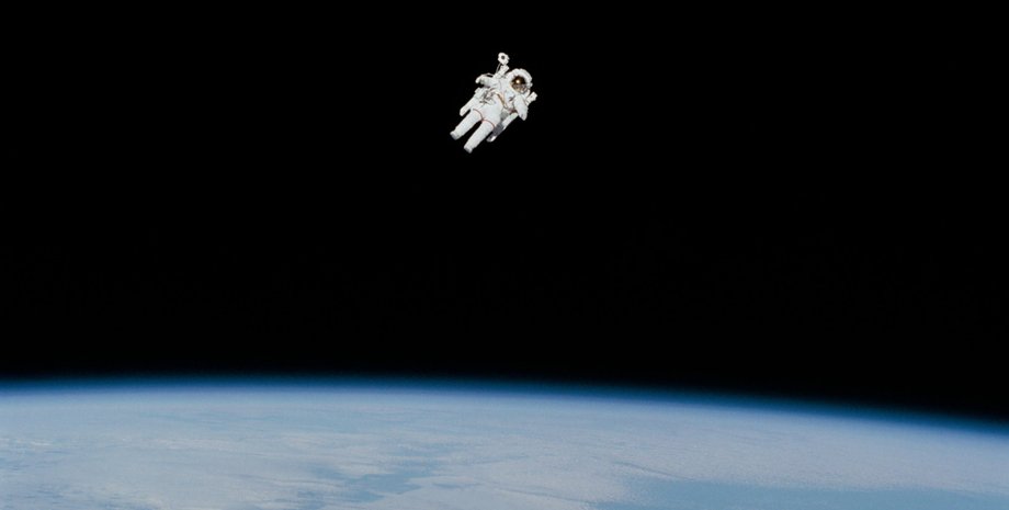 Космонавт в открытом космосе, самое страшное фото сделанное в космосе, астронавт в космосе, один на один с бездной, Брюс МакКэндлесс II, вошел в историю