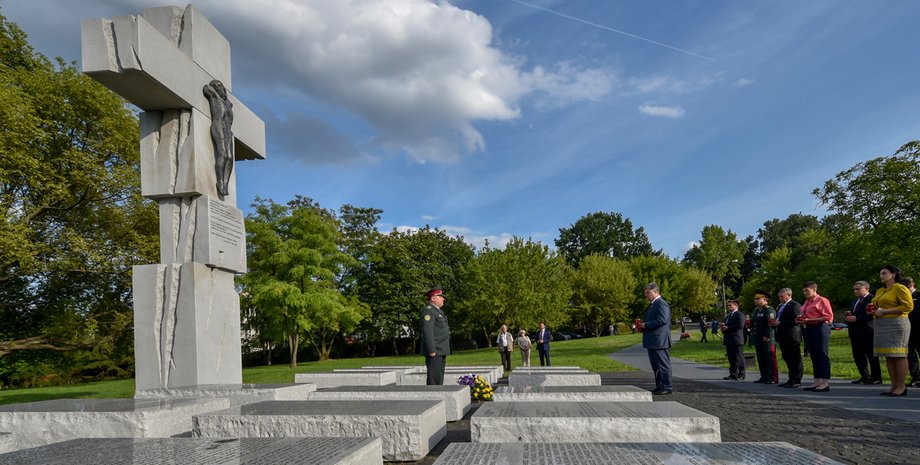 Петр Порошенко у памятника жертвам Волынской трагедии