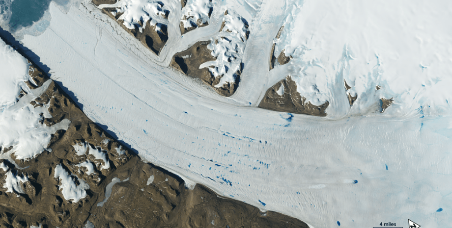 Озера талой воды на поверхности ледника Петерманн в Гренландии. Фото: NASA