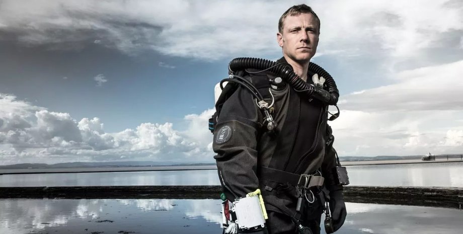 Энди Торбет в тяжелом подводном костюме и оборудовании, специалист по подводному обезвреживанию бомб