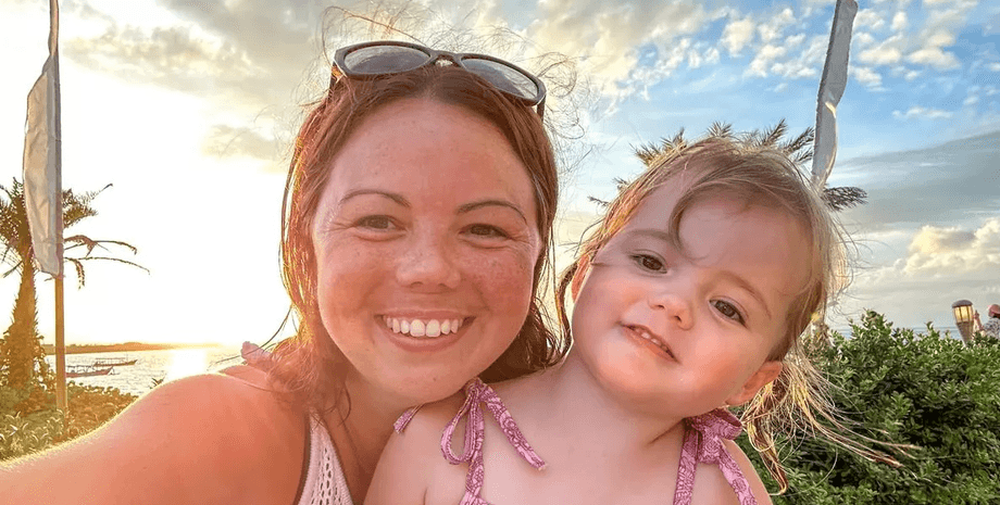 Жінка виховує доньку як відьму, сім'я, мама і донька, молода мама, жінка вважає себе відьмою,