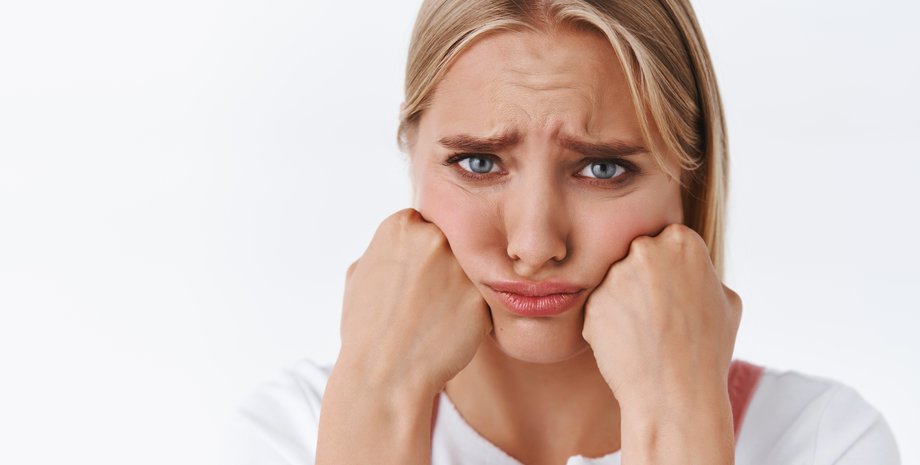 Девушка морщит лоб