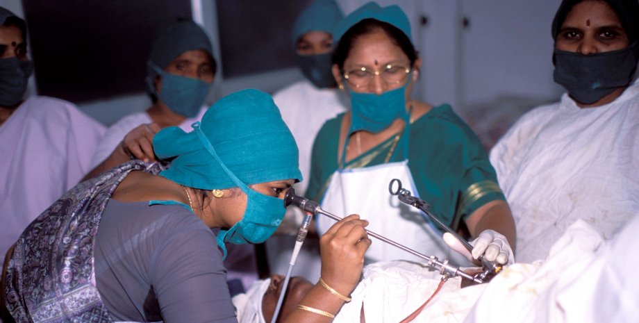 Индийские хирург, операция в Индии