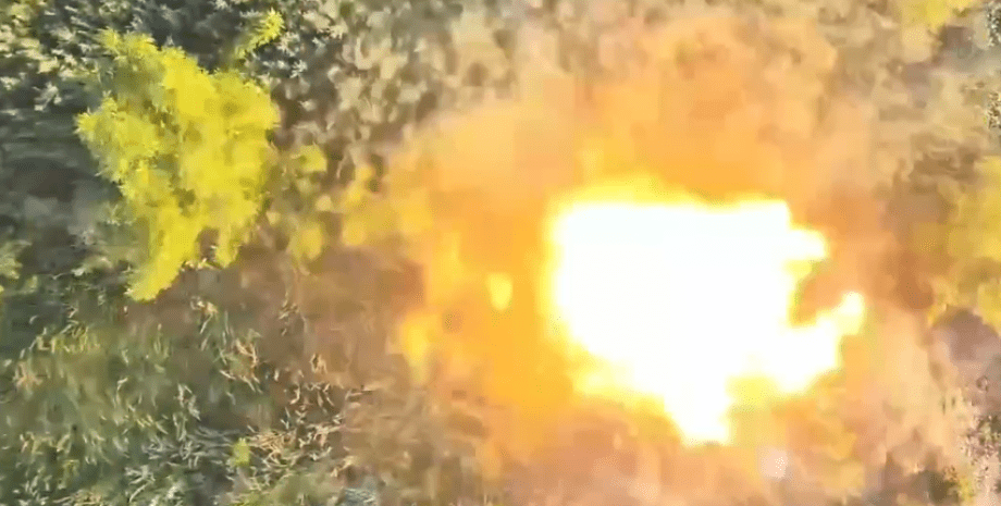 На відео видно, що російські окупати намагались замаскувати гармату 