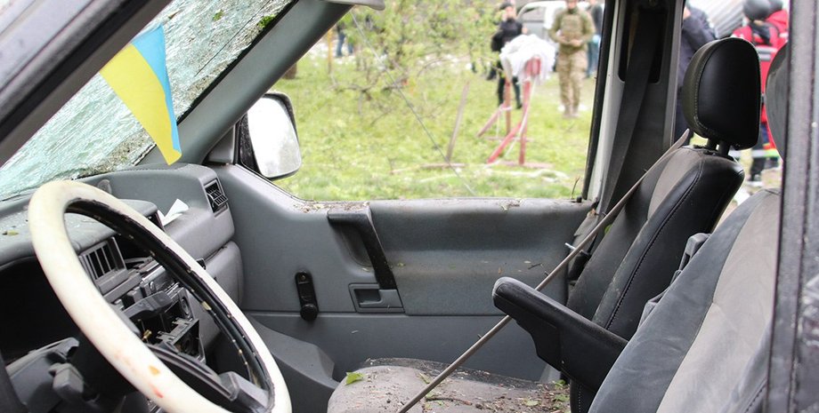 обстріляна машина, обстріл машина, обстріл Чернігова, удар по Чернігову