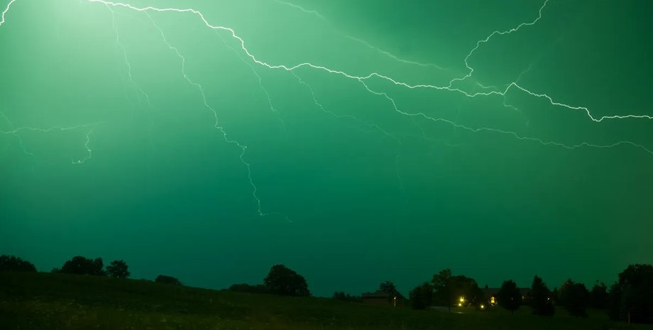 небо меняет цвет перед грозой