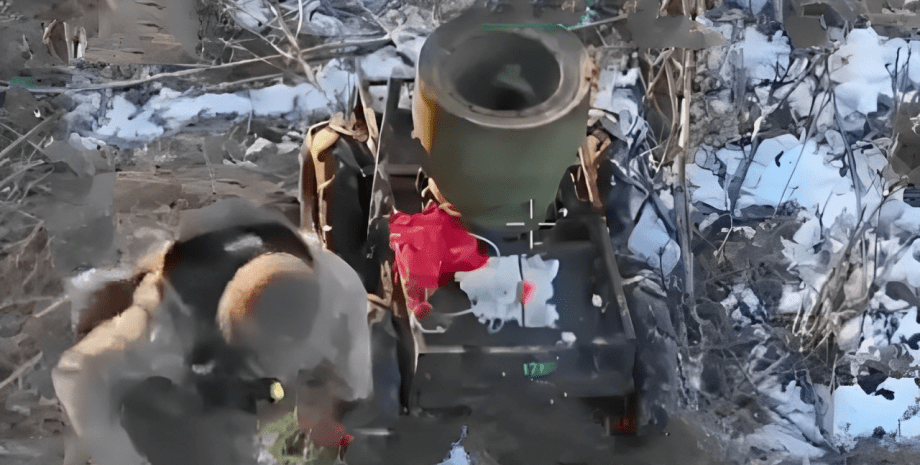 La plataforma de la rueda tuvo que conducir 4 kilómetros en el campo, superando ...