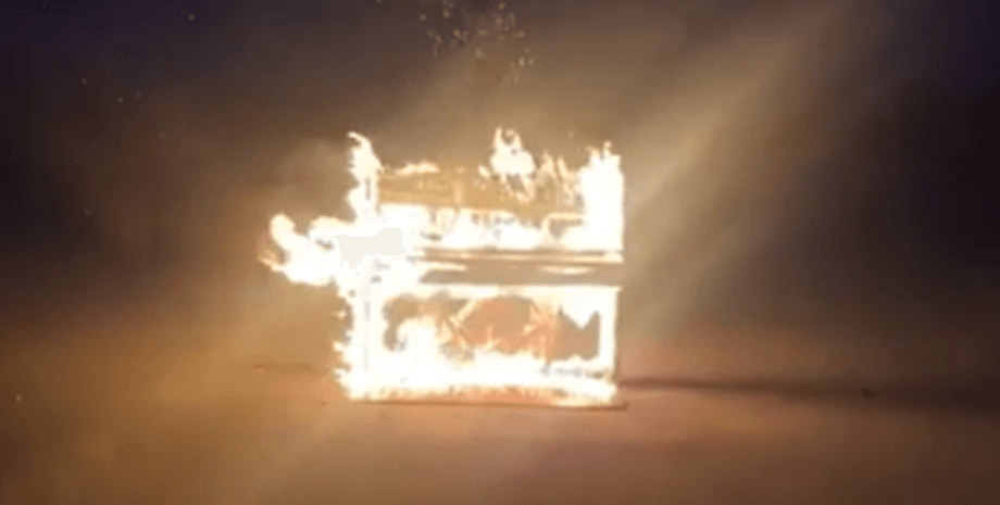 пианино, огонь, гибель пилотов