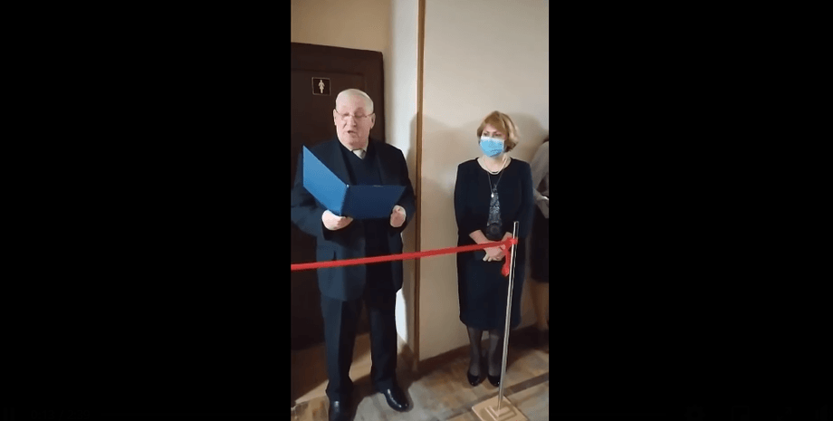 киев, вуз, туалет, открытие туалета, шампанское, фанфары, красная лената, проректор, сало