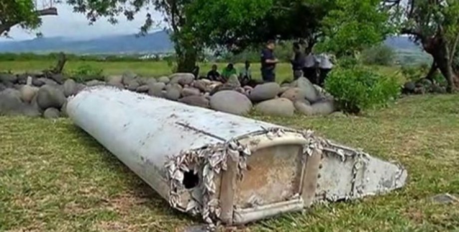 Обломок самолета рейса MH370, рейс MH370, рейс 370 Malaysia Airlines, авиакатастрофа, падение самолета, MH370 расследование, MH370 обломки