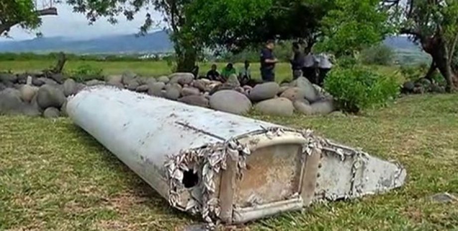 Уламок літака рейсу MH370 Уламок літака рейсу MH370, рейс MH370, рейс 370 Malaysia Airlines, авіакатастрофа, падіння літака, MH370 розслідування, MH370 уламки