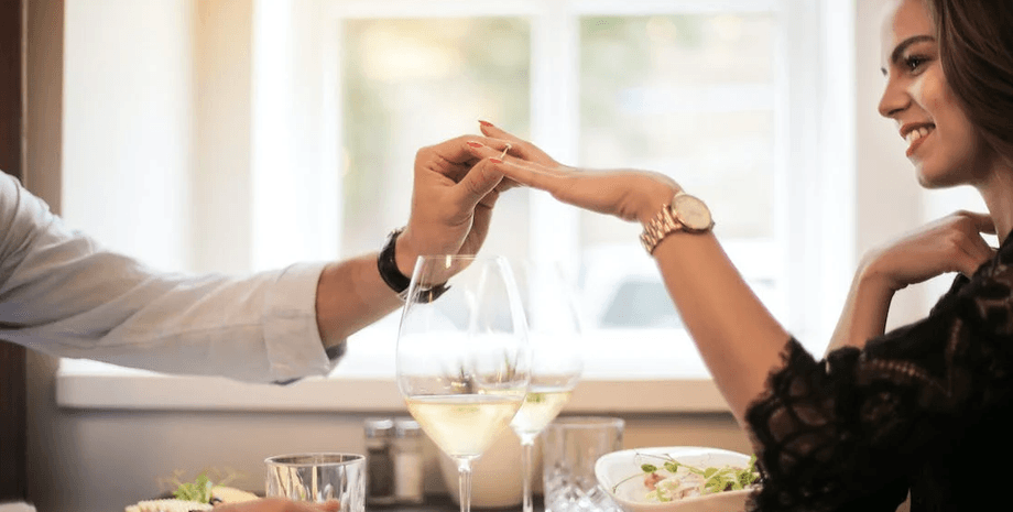 Обручальное кольцо, кольцо, розыгрыш, неудачная шутка парня, неудачное предложение руки и сердца, отношения, унижение,