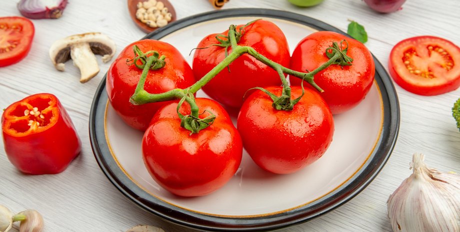 Гілочка помідорів на тарілці