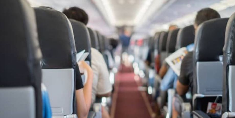 Скандал на борту літака авіакомпанії Copa Airlines, чоловік намагався відкрити аварійний вихід під час польоту