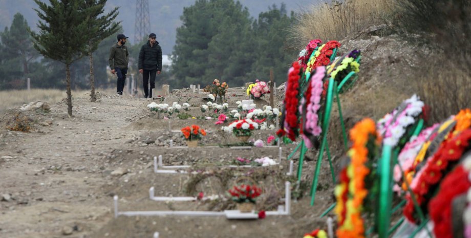 Могилы павших во время нагорно-карабахского конфликта в Степанакерте.