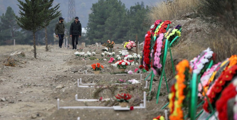 Могилы павших во время нагорно-карабахского конфликта в Степанакерте.