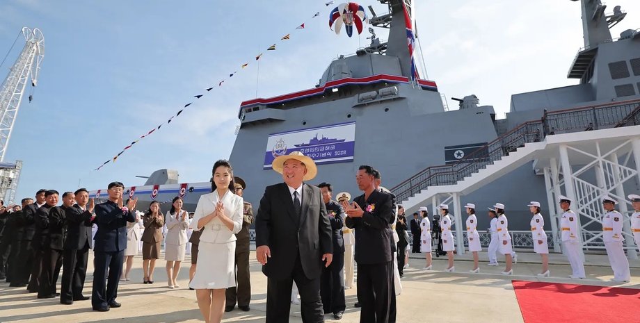 Ким Чен Ын, Ким Чжу Э,  верфь в Рачжине, КНДР