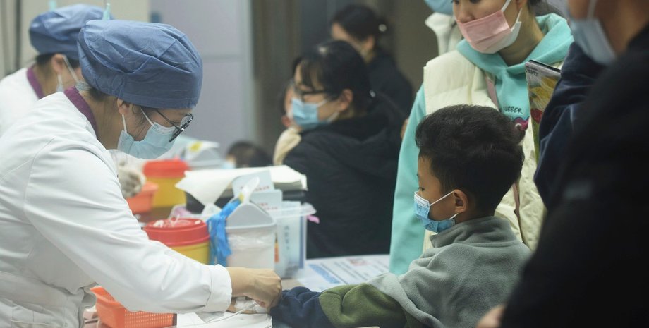 Ребенку вводят капельницу в больнице Ханчжоу в провинции Чжэцзян