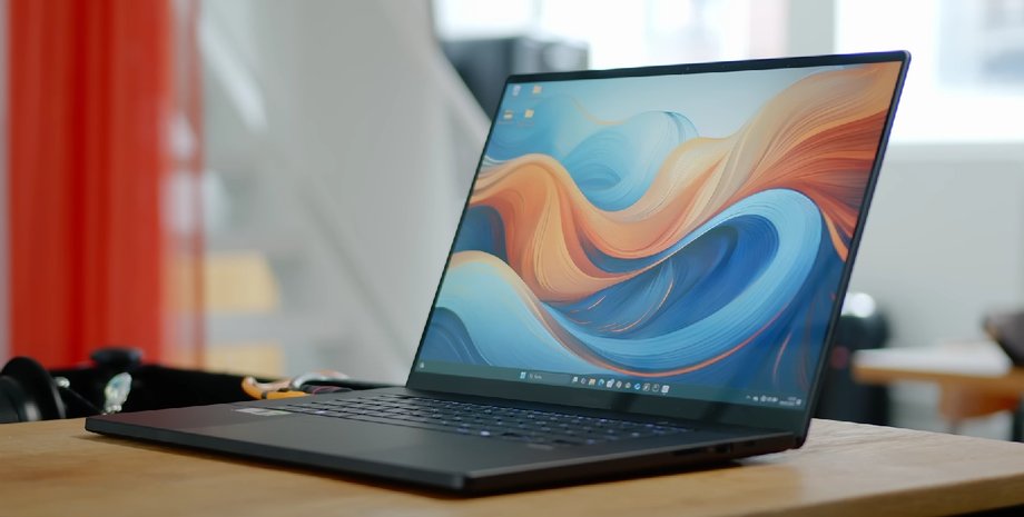 Ноутбук Asus ProArt P16 на столе