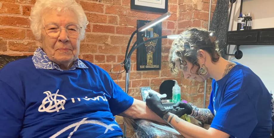 Татуювання, тату-майстер, бабуся зробила тату в 98 років, проблеми психічного здоров'я, фото, Велика Британія