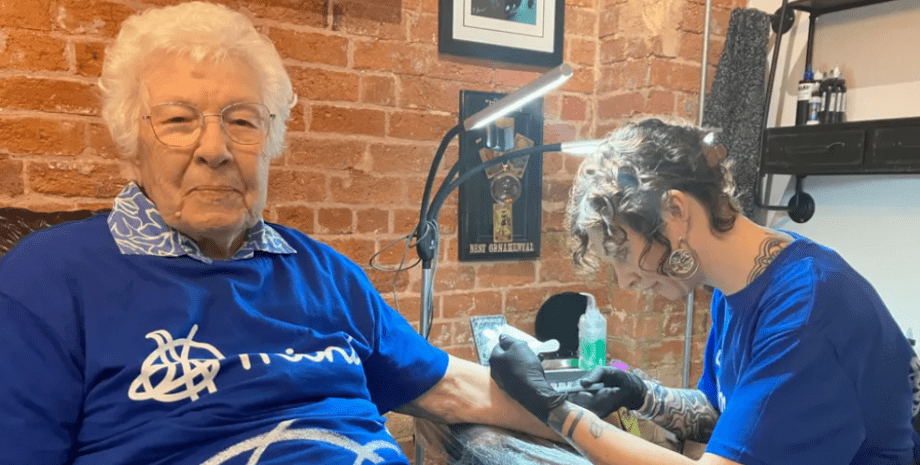 Татуировки, тату-мастер, бабушка сделала тату в 98 лет, проблемы психического здоровья, фото, Великобритания