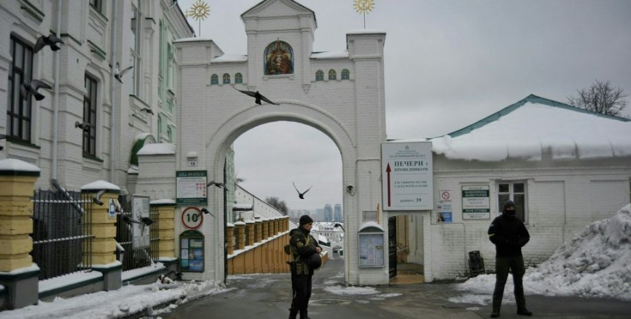 Киево-Печерская лавра, УПЦ МП, ПЦУ, отец Павел, религиозный скандал, выселение монахов