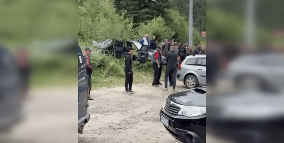 Mieszkańcy Vorokhta Village uderzyli w punkt kontrolny, blokując drogę. Według p...