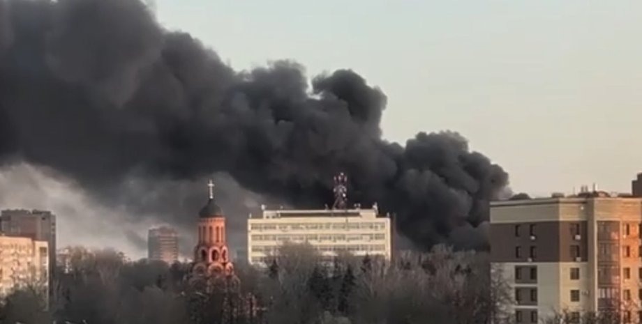 стовп диму над Брянськом після удару 10 березня