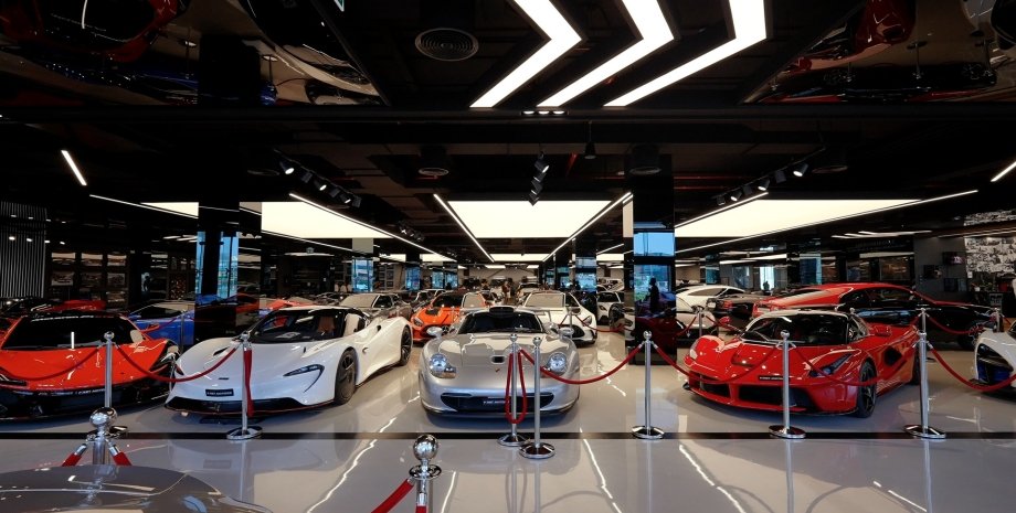 Самый дорогой автосалон, автосалон в Дубае, Ferrari SF90, Ferrari LaFerrari, Porsche 911 GT1, Bugatti Divo