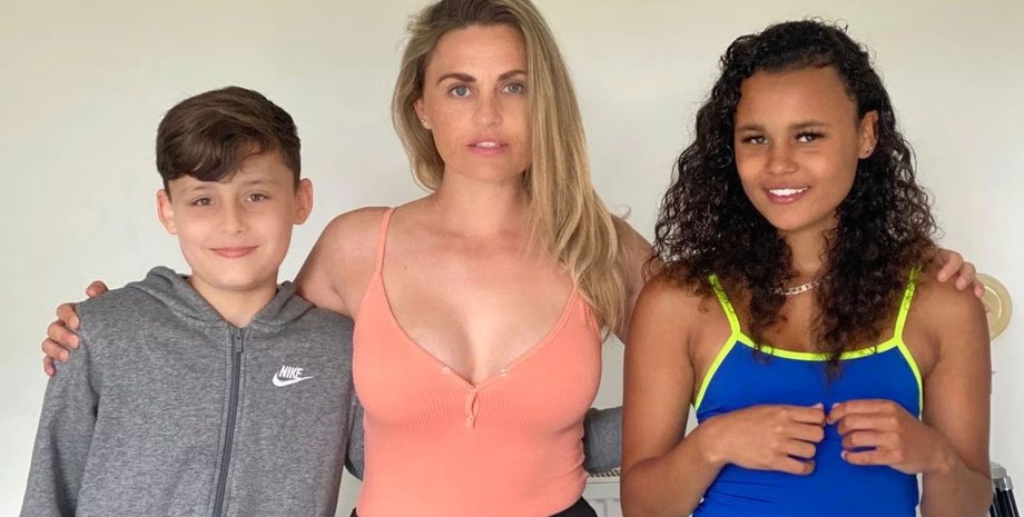 Карла Беллуччи с детьми