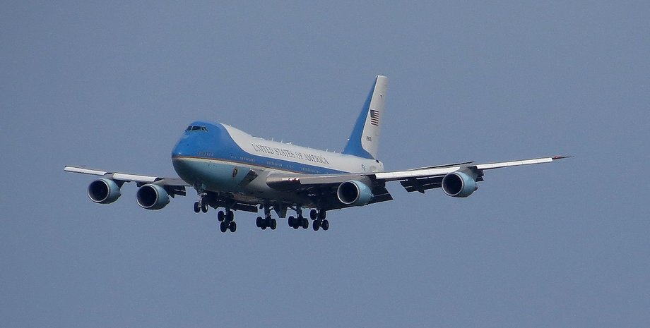 Air Force One Возле самолета ТРрампа заметили неизвестный беспилотник