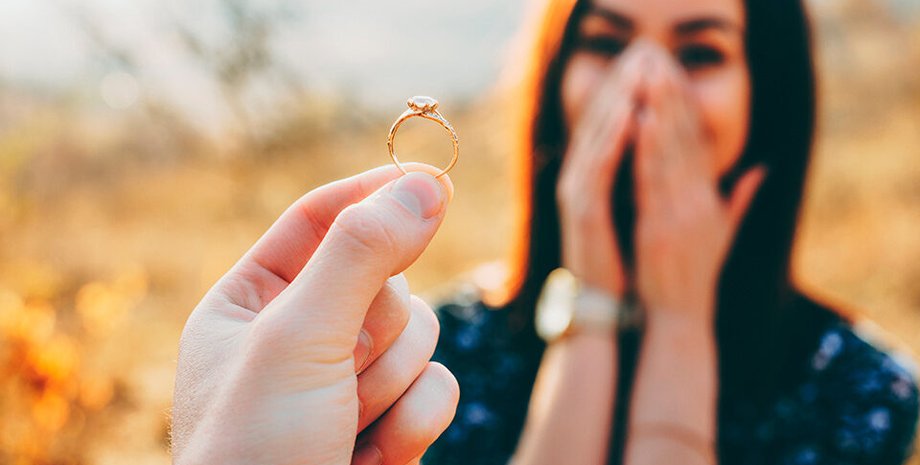 Чоловік став на одне коліно, тримаючи в руці нібито обручку, і жартома освідчився