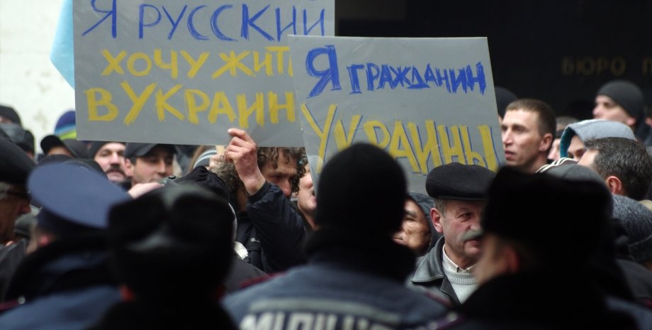 Крым, пикет против оккупации, люди с плакатами - фото